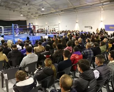 Medio millar de personas se unen en una velada benéfica de boxeo