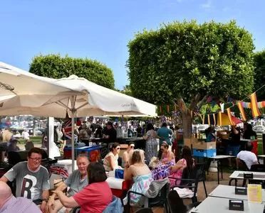 Almerimar celebra su V Fiesta del a Primavera con música, talleres y juegos en la Plaza Batel