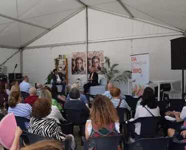 La Feria del Libro 2023 de El Ejido - Nieves Herrero, Sergio Martínez, Benito Zambrano y Cristina Campos, Pilar López y Estefanía Ruiz.