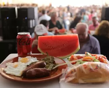 2.500 kilos de sandía, 600 kilos de tomate, 400 kilos de pimiento y 600 kilos de pepino acompañan la tradicional ‘Degustación de Huevos Fritos con chorizo’ de Santa María del Águila