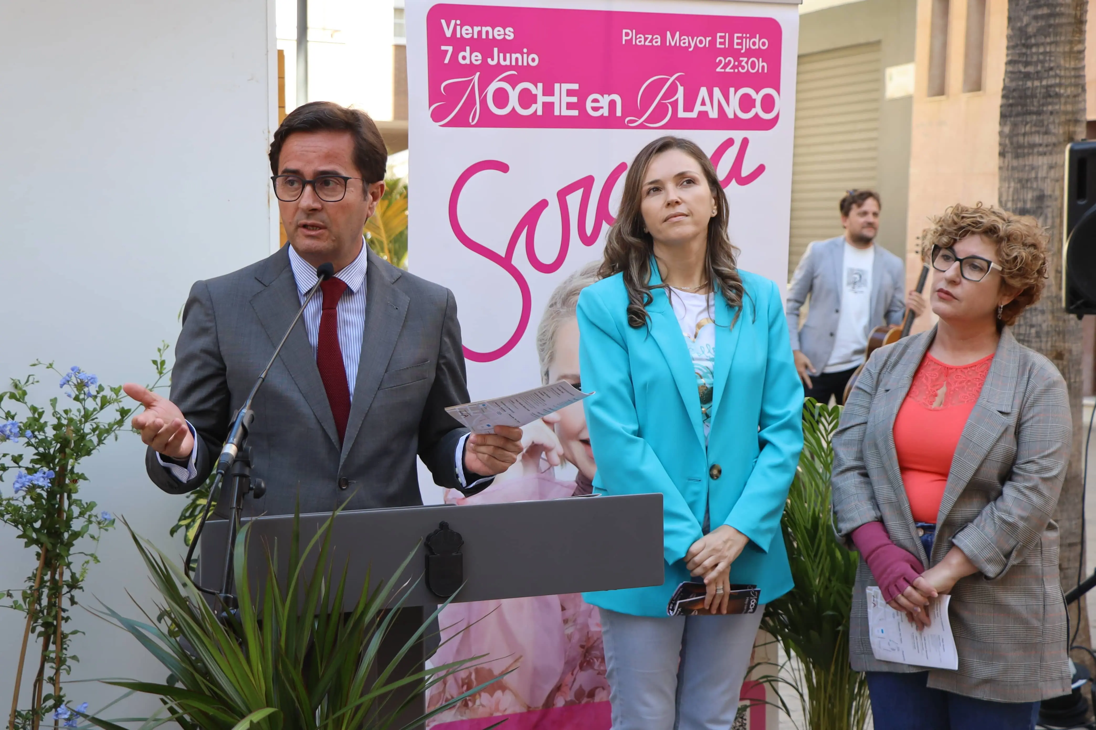 La ‘X Noche en Blanco de El Ejido’ concede el protagonismo al tejido comercial, hostelero y de servicios local con el concierto de ‘Soraya’ como broche final