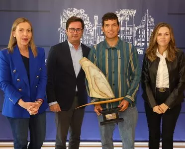El Ayuntamiento de El Ejido y el tricampeón del mundo, Víctor Fernández, renuevan su alianza para seguir promocionando las bondades del municipio por el mundo