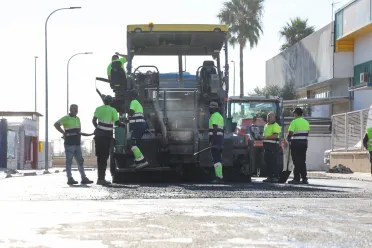 Continúan las obras del IV Plan de Regeneración y Refuerzo  con la pavimentación del Polígono de Ciavieja y los  aparcamientos del Cementerio